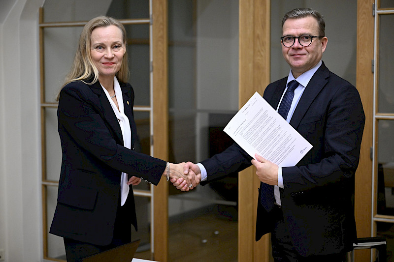 Akavan puheenjohtaja Maria Löfgren ja pääministeri Petteri Orpo